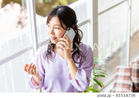 スマートフォンで通話をしている女性 スマートフォンで通話をしている女性 85538736