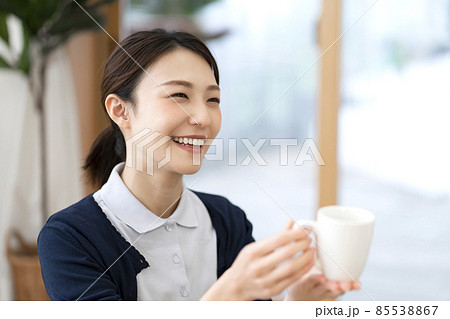 介助する介護士 85538867