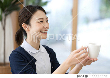 介助する介護士 85538868