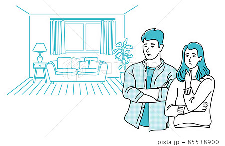 狭いリビングルームを物憂げな表情で見つめる夫婦 85538900