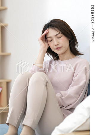 体調不良の女性 85539163