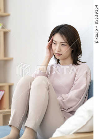 体調不良の女性 85539164