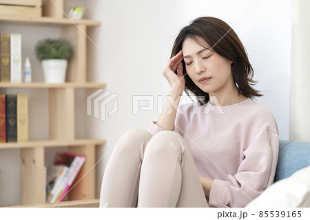 体調不良の女性 85539165