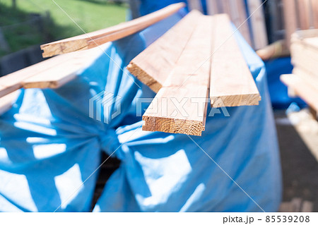 屋外に積み上げられている木の板 85539208