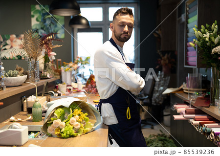 experienced male florist in flower shop make money 85539236