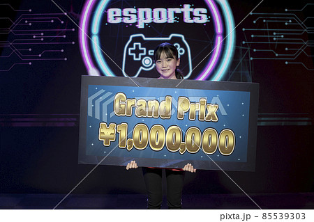 eスポーツ大会優勝イメージ　賞金パネルを持った女の子　 85539303