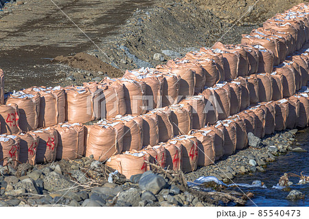 積まれた土のう　河川工事 85540473