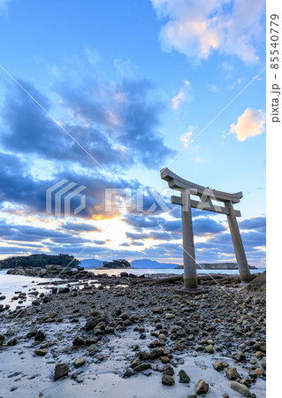 夕暮れ時の狩尾神社の鳥居　福岡県遠賀郡 85540779