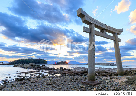 夕暮れ時の狩尾神社の鳥居 福岡県遠賀郡 夕暮れ時の狩尾神社の鳥居 福岡県遠賀郡 85540781