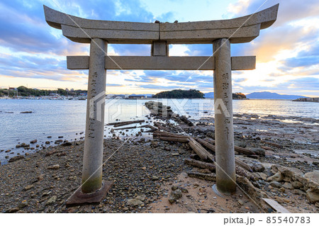 夕暮れ時の狩尾神社の鳥居　福岡県遠賀郡 85540783