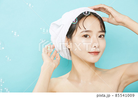 頭にタオルを巻いた若い女性のビューティーポートレート 頭にタオルを巻いた若い女性のビューティーポートレート 85541009