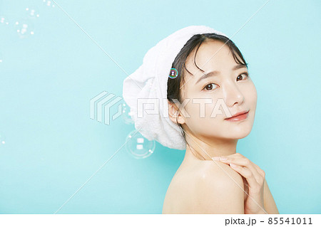 頭にタオルを巻いた若い女性のビューティーポートレート 頭にタオルを巻いた若い女性のビューティーポートレート 85541011