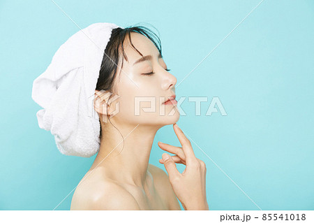 頭にタオルを巻いた若い女性のビューティーポートレート 85541018