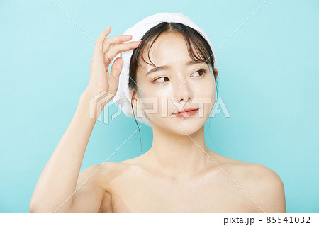頭にタオルを巻いた若い女性のビューティーポートレート 頭にタオルを巻いた若い女性のビューティーポートレート 85541032
