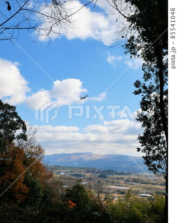 熊本市・戸島山の山頂からの眺め　阿蘇くまもと空港に向かう飛行機 85541046