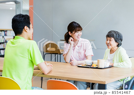 シニア女性の食事介助　撮影協力：中央工学校附属日本語学校 85541467