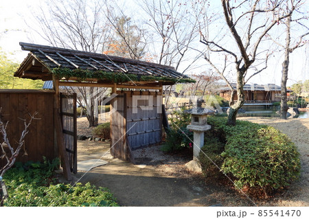 群馬県前橋市にある前橋公園の日本庭園と入り口の竹製格子戸の風景 85541470