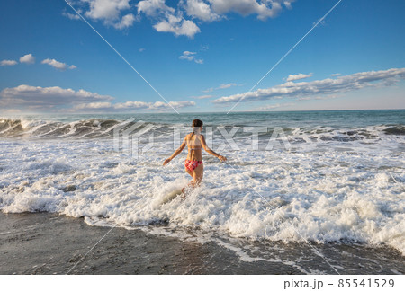 Girl in the wave 85541529