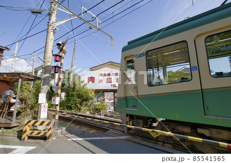 【鎌倉市】稲村ヶ崎駅付近の踏切を走る江ノ電 【鎌倉市】稲村ヶ崎駅付近の踏切を走る江ノ電 85541565