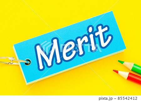 「Merit」と書かれた単語カード。メリット、利点、長所 85542412