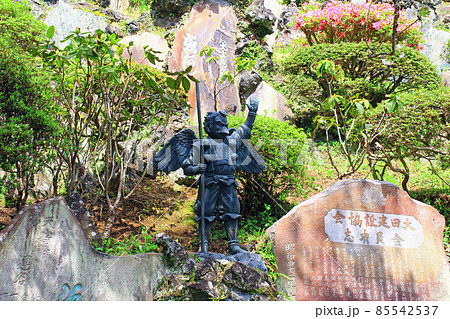 【神奈川】春の鎌倉・建長寺半僧坊　真殿前の天狗像 85542537