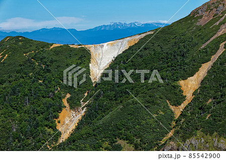 八ヶ岳連峰・硫黄岳稜線から赤岩ノ頭と槍・穂高連峰 85542900