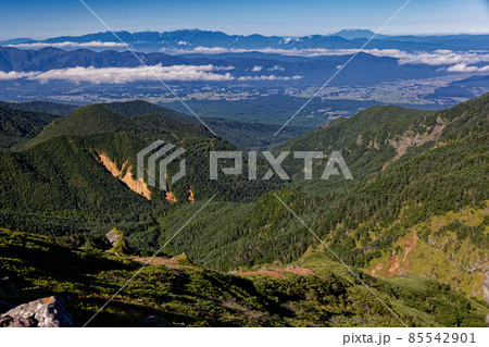 八ヶ岳連峰・硫黄岳稜線から見る中央アルプス・御嶽 85542901