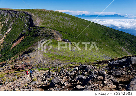 八ヶ岳連峰・横岳への登りから見る硫黄岳と浅間山 85542902