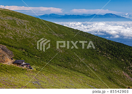 八ヶ岳連峰・横岳への登りから見る硫黄岳山荘と浅間山 八ヶ岳連峰・横岳への登りから見る硫黄岳山荘と浅間山 85542903