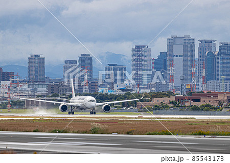 大阪空港を離陸する旅客機・JAL A350 85543173