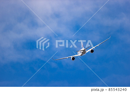 大阪空港を離陸して上昇を続ける旅客機・JAL A350 85543240