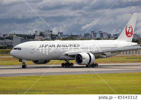 大阪空港に着陸する旅客機・日本航空 ボーイング777 85543312