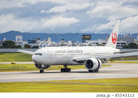 大阪空港に着陸する旅客機・日本航空 ボーイング777 85543313