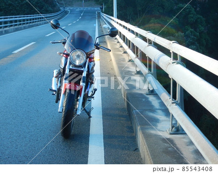 冬空 早朝の田舎道をバイクで走る 冬空 早朝の田舎道をバイクで走る 85543408