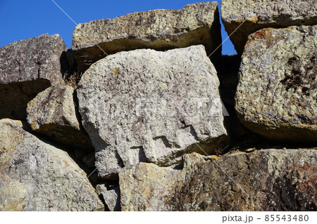 城の石垣に使った石の割った跡「矢穴(クサビの跡)」 城の石垣に使った石の割った跡「矢穴(クサビの跡)」 85543480
