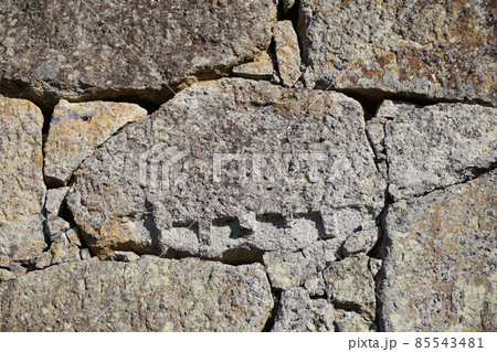 城の石垣に使った石の割った跡「矢穴(クサビの跡)」 城の石垣に使った石の割った跡「矢穴(クサビの跡)」 85543481