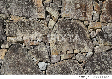 城の石垣に使った石の割った跡「矢穴(クサビの跡)」 城の石垣に使った石の割った跡「矢穴(クサビの跡)」 85543482