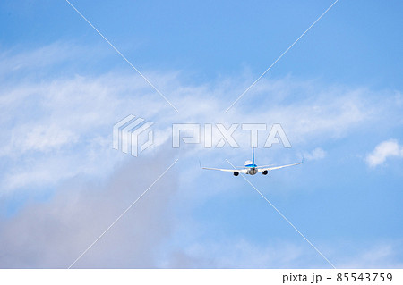 大阪空港を離陸して上昇を続ける旅客機・全日空 ボーイング737 85543759