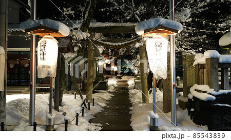 年始 夜に明かりの灯る雪の神社(富山県射水市本町・2022年1月撮影) 年始 夜に明かりの灯る雪の神社(富山県射水市本町・2022年1月撮影) 85543839
