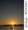 夕日のカップル 85543851