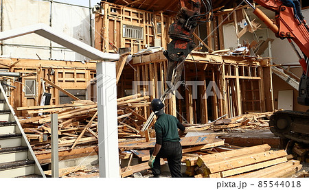 解体工事　現場　取り壊し　更地　不動産　住宅　建替　解体　工事現場　重機　建築　工事　はつり　こぼち 85544018