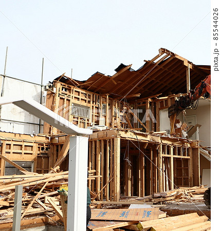解体工事　現場　取り壊し　更地　不動産　住宅　建替　解体　工事現場　重機　建築　工事　はつり　こぼち 85544026