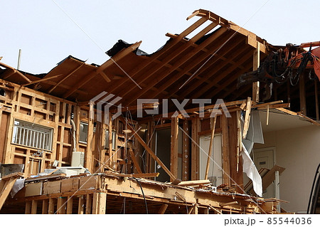 解体工事　現場　取り壊し　更地　不動産　住宅　建替　解体　工事現場　重機　建築　工事　はつり　こぼち 85544036