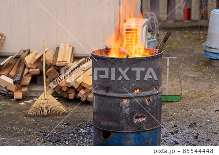 ドラム缶で焚火の写真素材 [85544448] - PIXTA