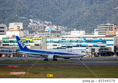 大阪空港の風景・タキシングする旅客機・全日空ボーイング767 85544579