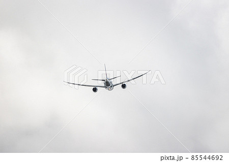 大阪空港を離陸して上昇を続ける旅客機・日本航空ボーイング787 85544692