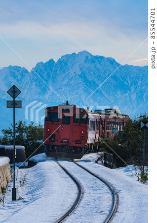 冬の立山と雨晴のローカル線 冬の立山と雨晴のローカル線 85544701