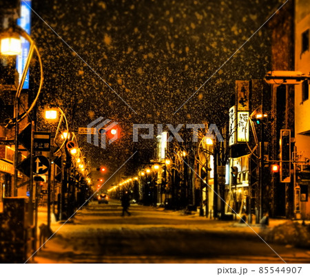 雪降る夜の街中 雪降る夜の街中 85544907
