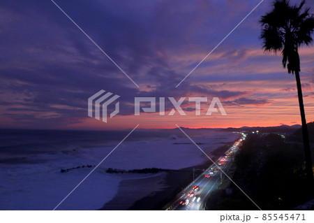 台風20号が近づく桂浜花街道を家路に向かう人々 85545471