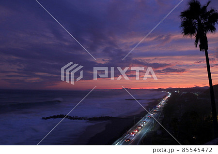 台風20号が近づく桂浜花街道を家路に向かう人々 85545472